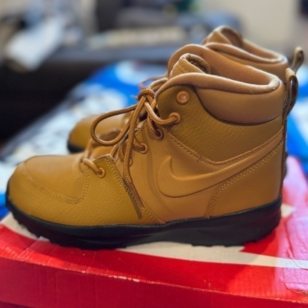 Kids Boys/Girls Brown Nike Manoa Boots Size 3Y
Brand New